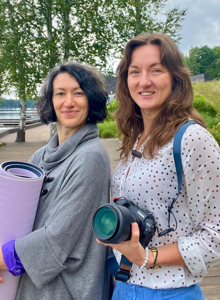 Gabi i Karolina na wspólnym zdjęciu jogowo fotograficznym